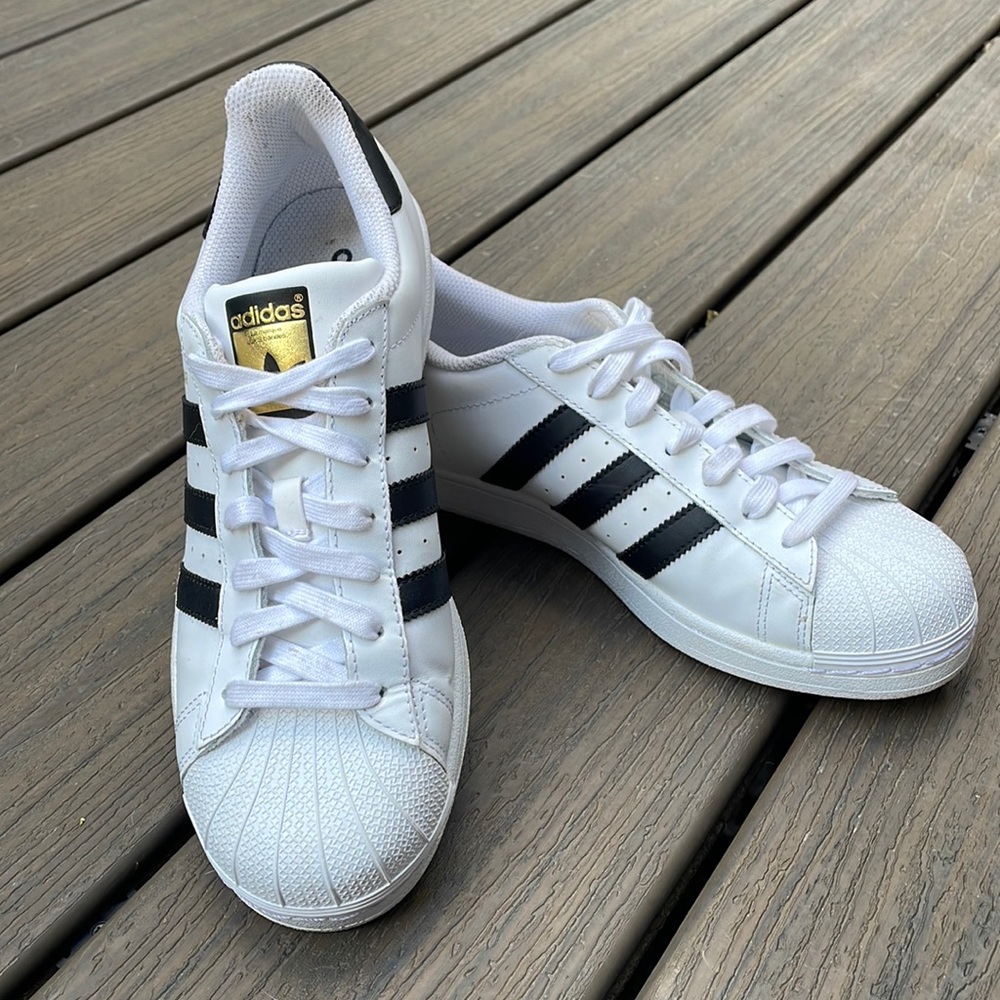 Adidas Superstar Sneakers Women’s size 8.5 very good condition